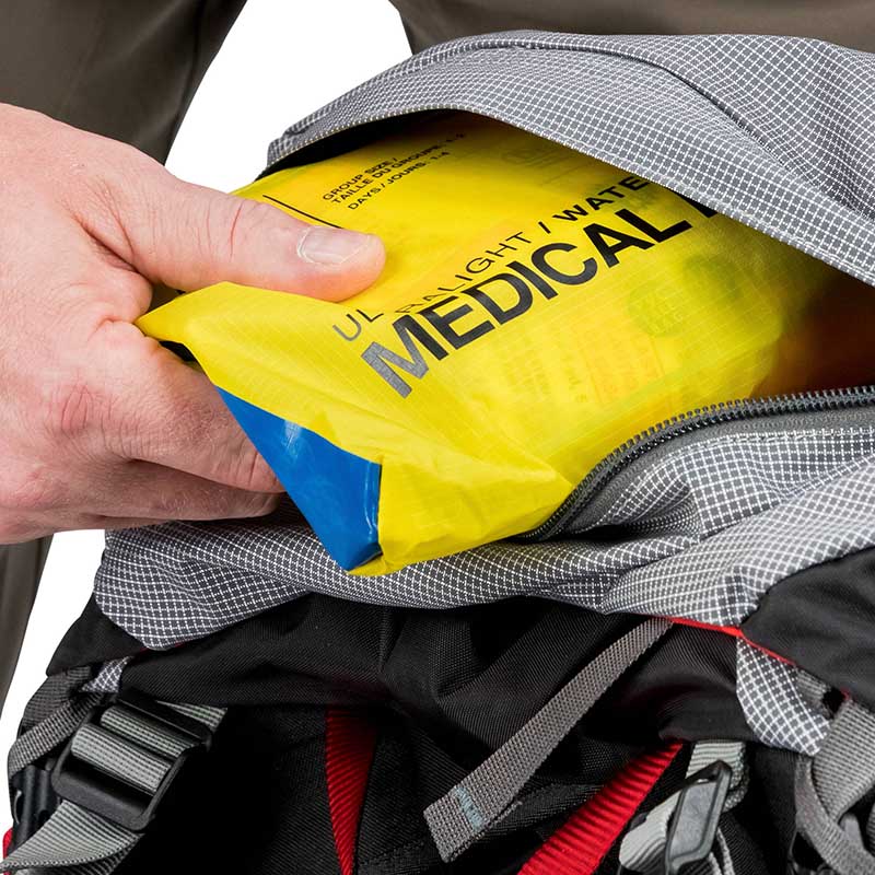 Bolso de capuz com z&iacute;per de f&aacute;cil acesso
